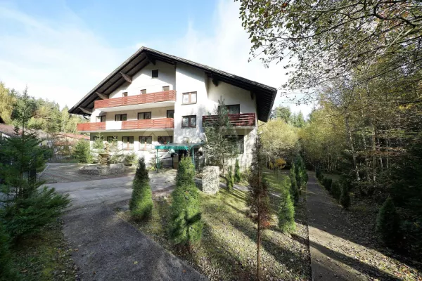 Pension / Gästehaus mit 15 Zimmern, Renovierungsbedürftig kaufen in 93474 Arrach