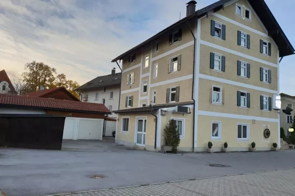 Mehrfamilienhaus mit 9 Wohnungen und Gewerbe kaufen in 83734 Hausham