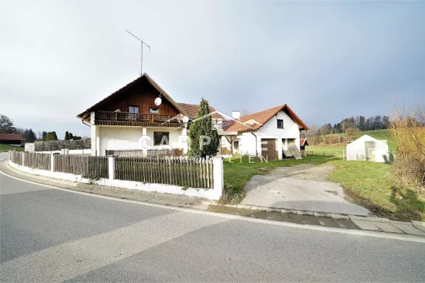 Zweifamilienhaus mit Garten, Garagen & Balkon kaufen in 94941 Hengersberg