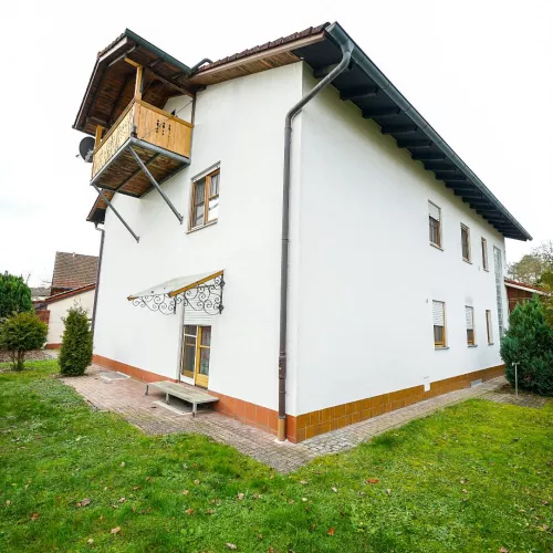 Attraktives Mehrfamilienhaus kaufen: 3 Wohnungen, Garten & Garagen in 84518 Garching a.d. Alz