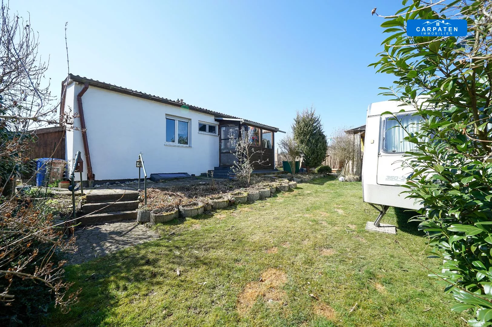 Haupteingang mit Ansicht Garten