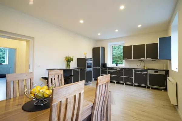 Provisionsfrei: Stilvolle 4-Zimmer-Erdgeschosswohnung – saniert, Keller & 2 Stellplätze