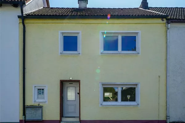 Reihenmittelhaus mit Einbauküche, Süd-Terrasse & 3 Garagen in 84140 Gangkofen kaufen