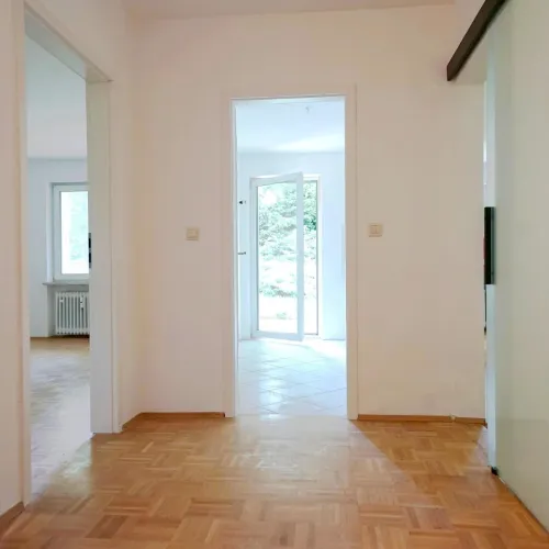 Gepflegte 2-Zimmer-Erdgeschosswohnung mit Einbauküche, Terrasse, Gartenzugang & Tiefgarage - München