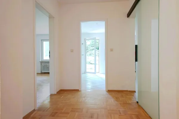 Gepflegte 2-Zimmer-Erdgeschosswohnung mit Einbauküche, Terrasse, Gartenzugang & Tiefgarage - München