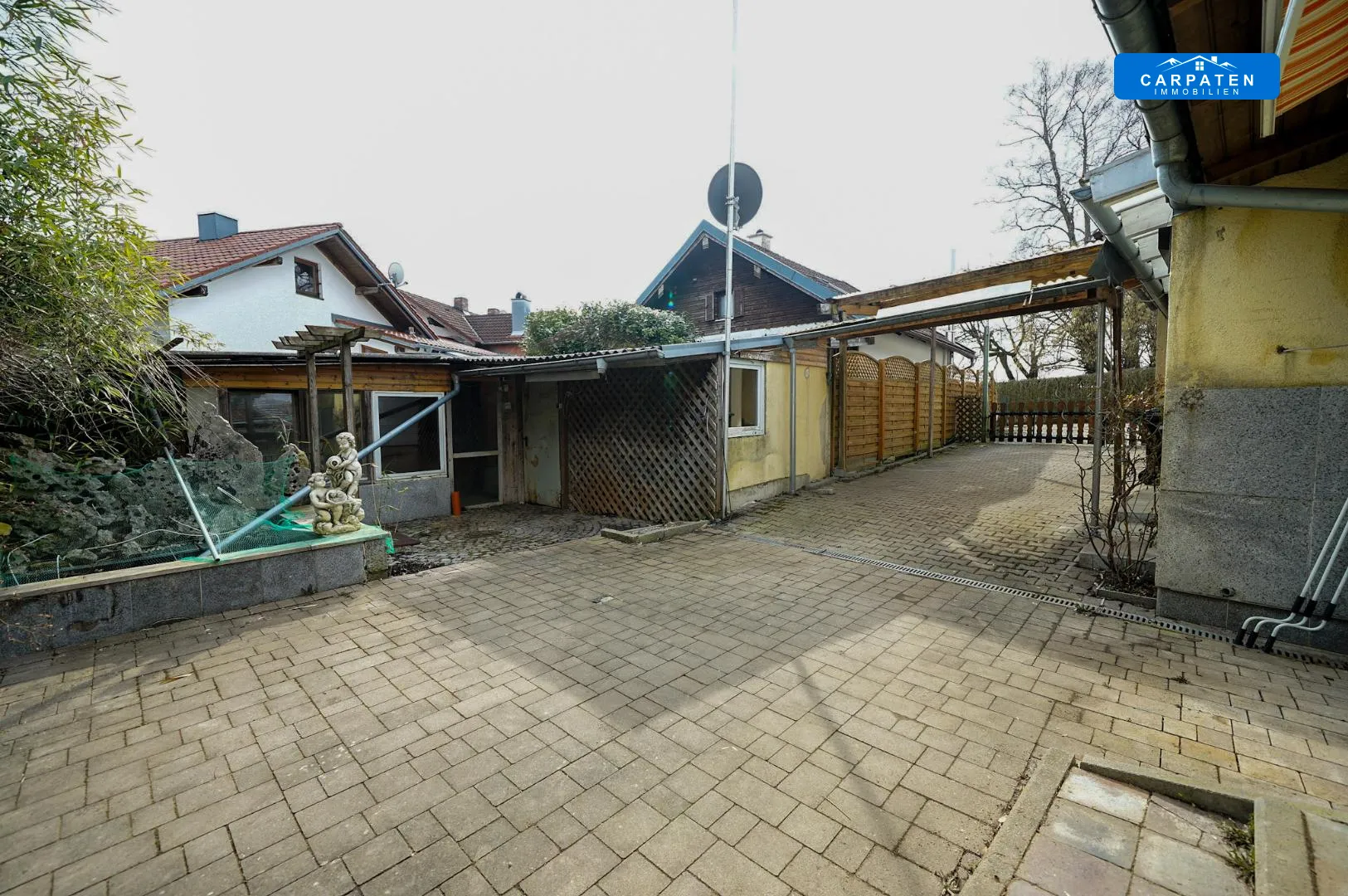 Einfahrt mit Nebengebäuden (1)