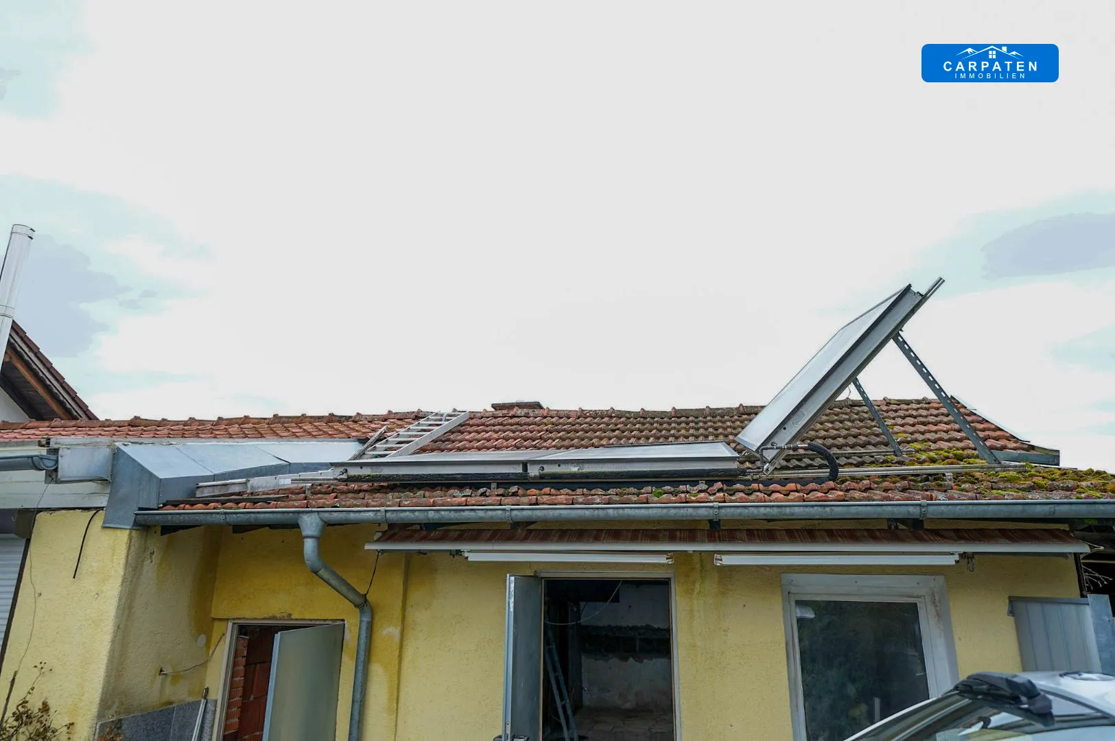 Dach mit Solarplatten
