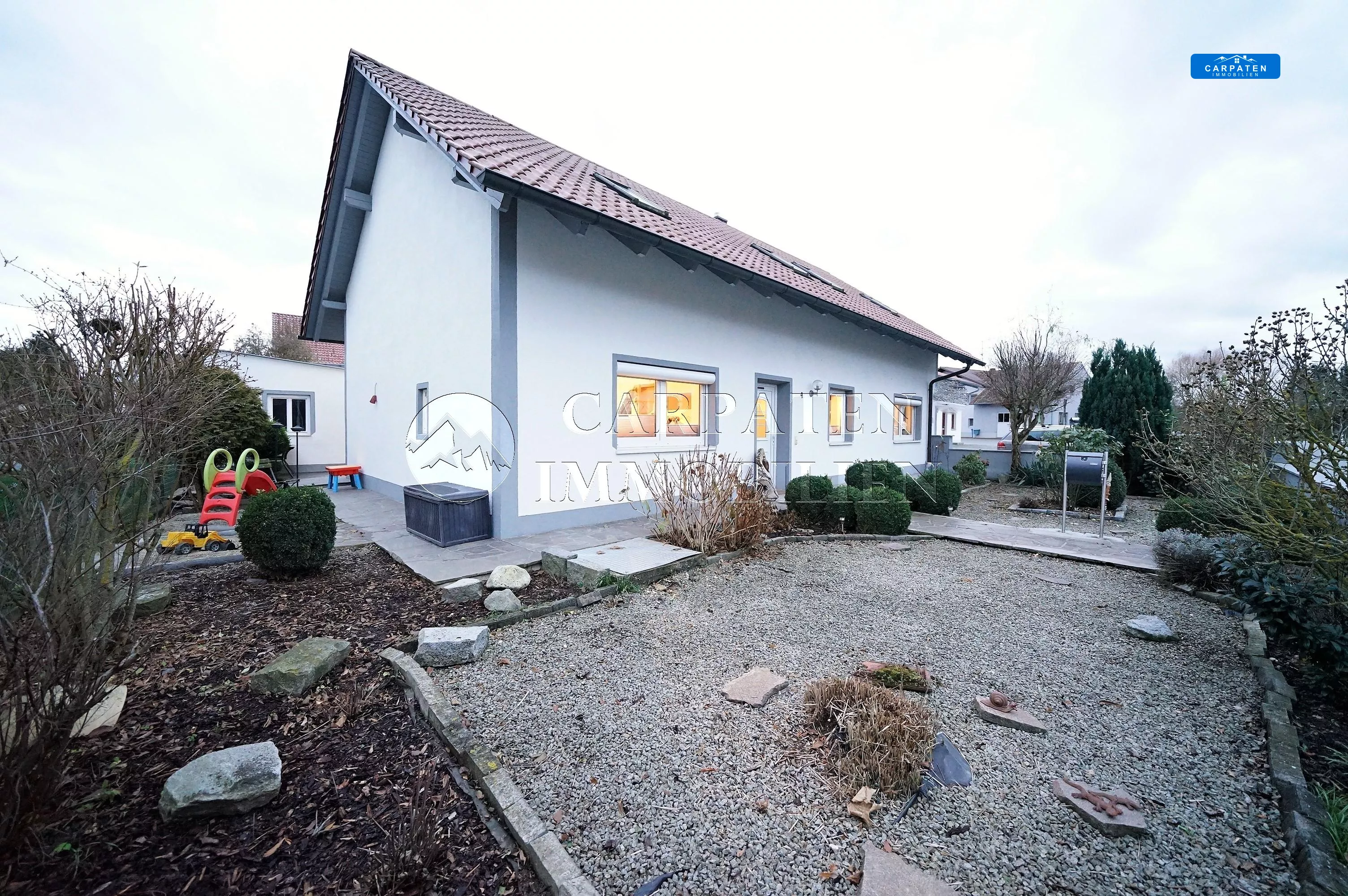 Vorderansicht Haus & Garten