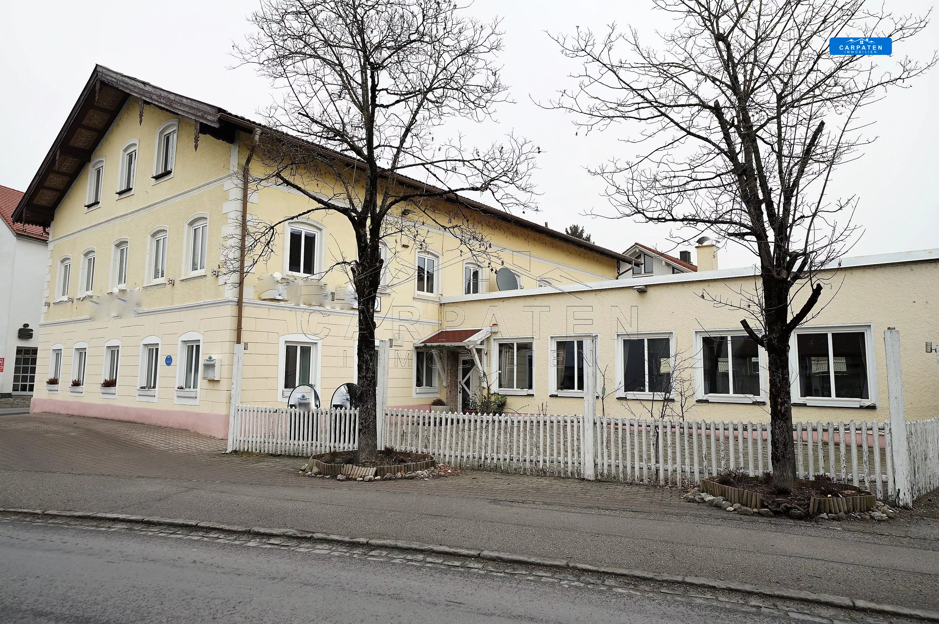 Ansicht Gebäude mit Terrasse